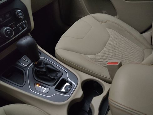 Used 2019 Jeep Cherokee Latitude w/ Popular Appearance Group FWD image 26