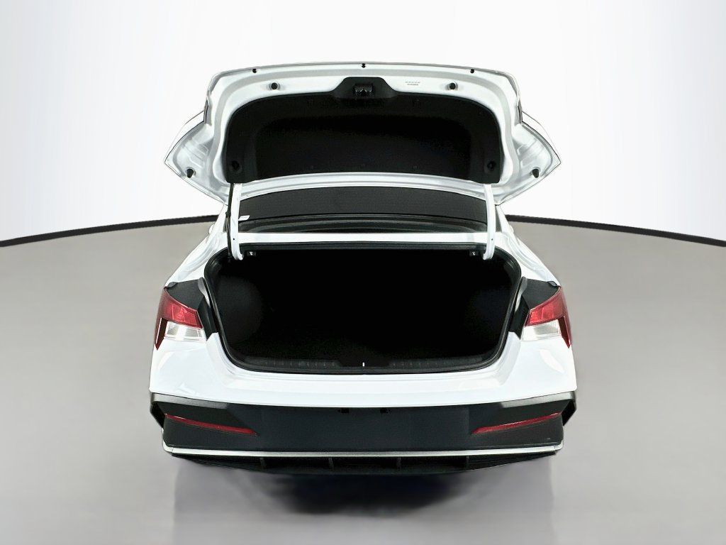 Used 2025 Hyundai Elantra Sport FWD image 28