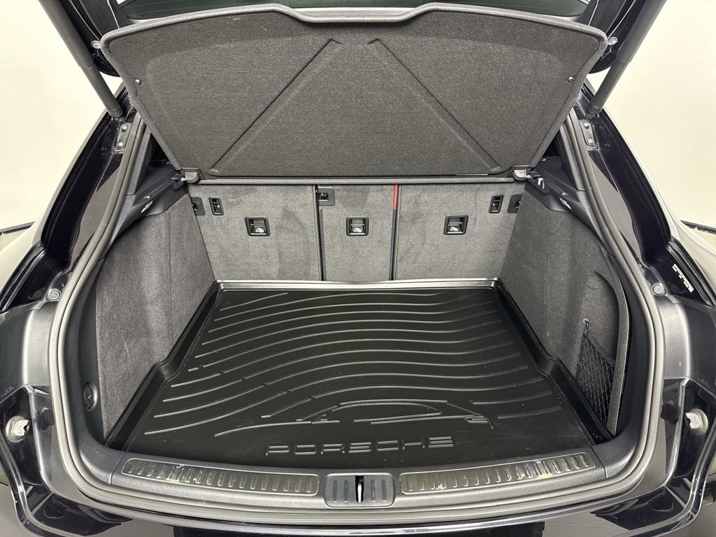 Certified 2023 Porsche Macan AWD/4WD image 20
