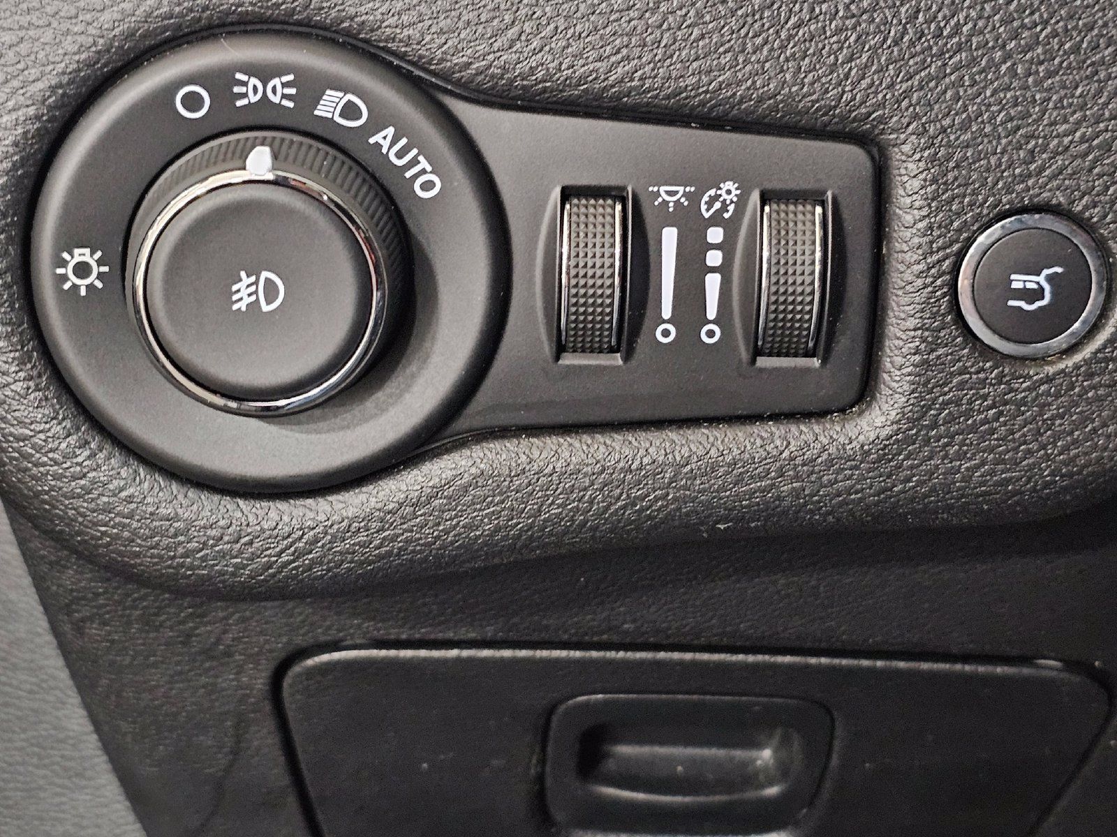 Used 2020 Jeep Cherokee Latitude Plus w/ Comfort/Convenience Group AWD/4WD image 22