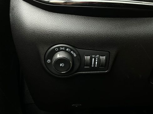 Used 2025 Jeep Compass Trailhawk image 21