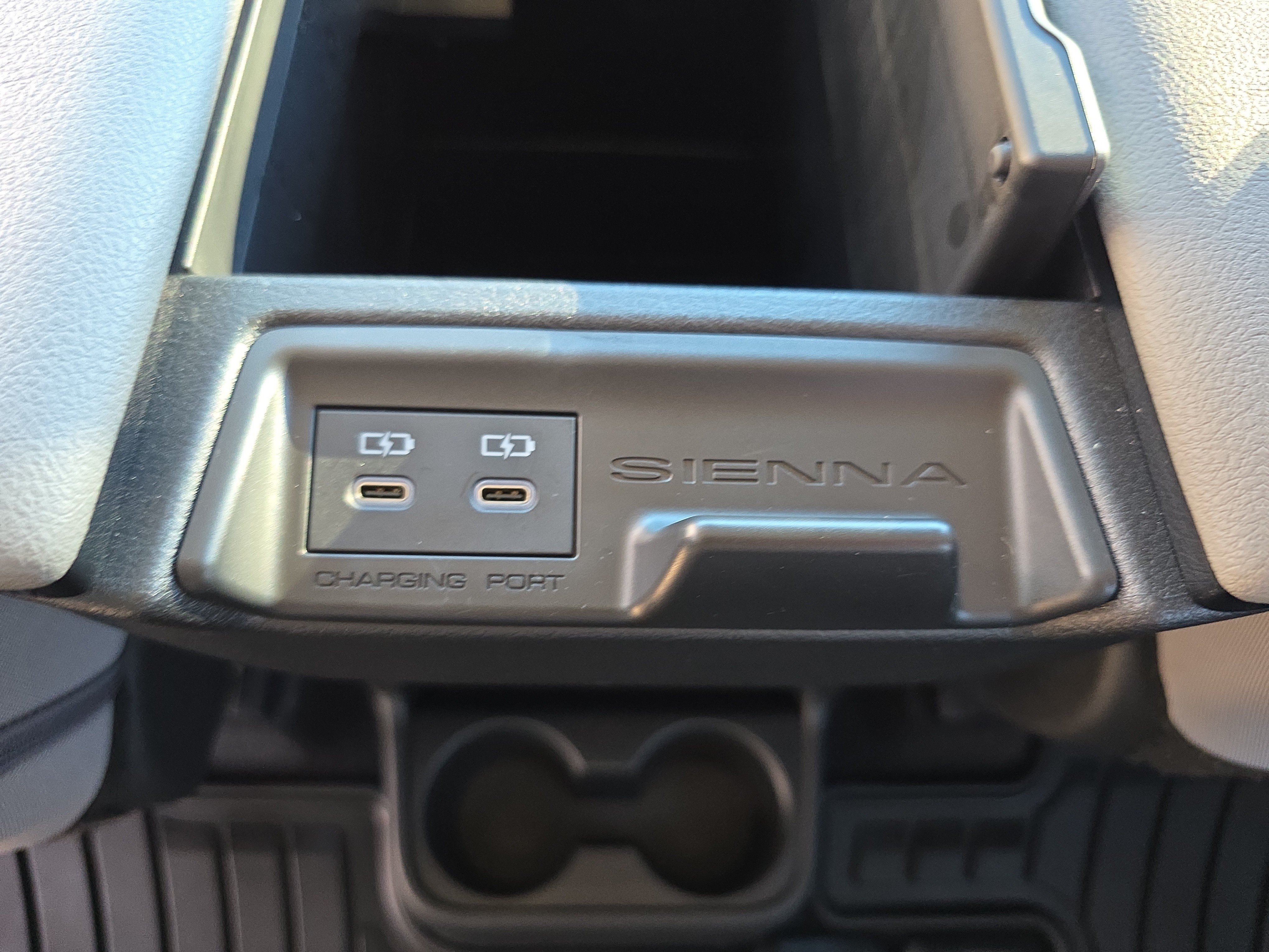 Used 2025 Toyota Sienna LE AWD/4WD image 14