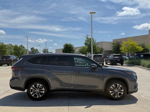 Used 2025 Toyota Highlander XLE FWD image 4
