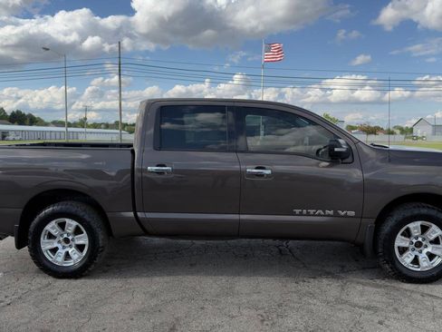Used 2018 Nissan Titan SV AWD/4WD image 11
