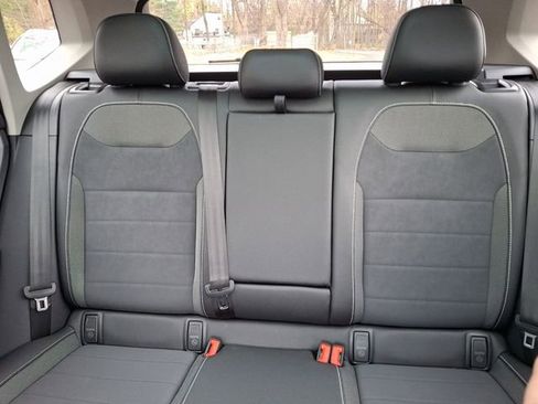 Certified 2024 Volkswagen Taos SE w/ Panoramic Sunroof Package image 19