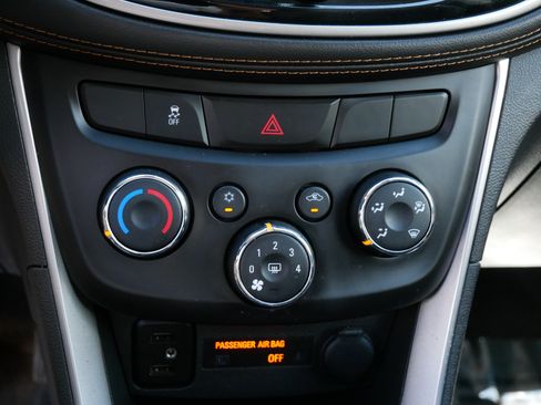 Used 2020 Chevrolet Trax LT w/ LT Convenience Package AWD/4WD image 23