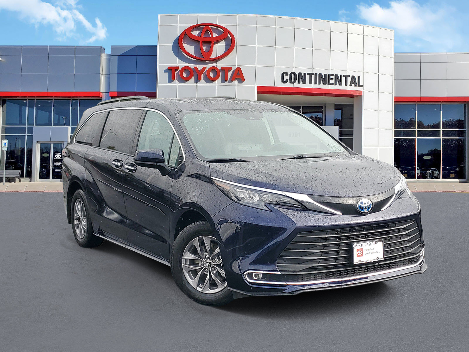 Certified 2024 Toyota Sienna XLE AWD/4WD image 2