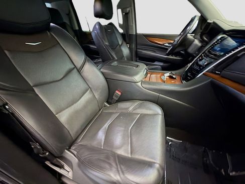 Used 2019 Cadillac Escalade ESV Luxury RWD image 15