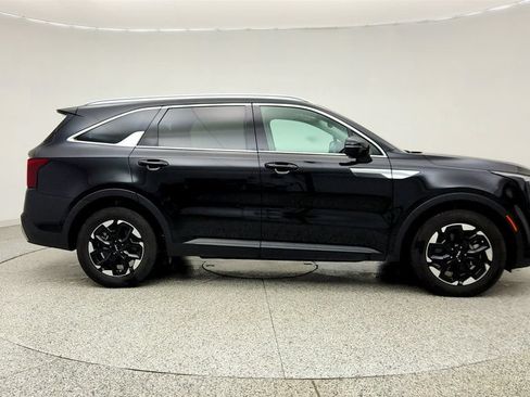 Used 2024 Kia Sorento S w/ Panoramic Sunroof Package FWD image 4