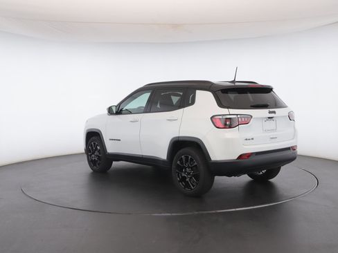 Used 2024 Jeep Compass Latitude w/ Sun and Sound Group image 24