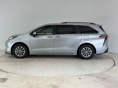 Used 2021 Toyota Sienna XLE FWD image 2