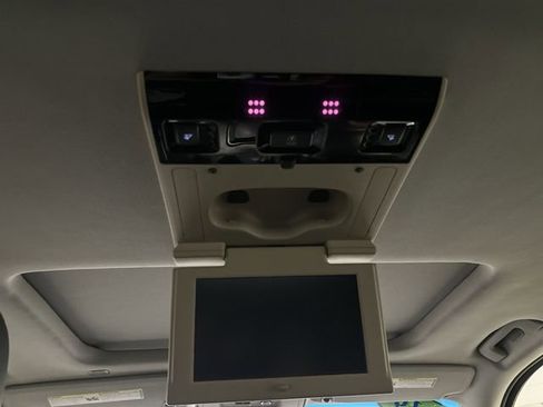 Used 2019 GMC Yukon SLT w/ Graphite Performance Edition AWD/4WD image 23