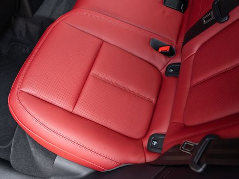 Certified 2025 Porsche Macan AWD/4WD image 33