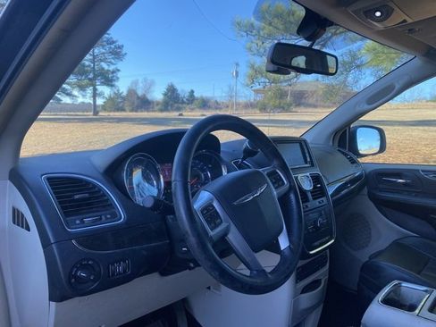 Used 2012 Chrysler Town & Country Touring-L w/ Entertainment Group #2 image 15