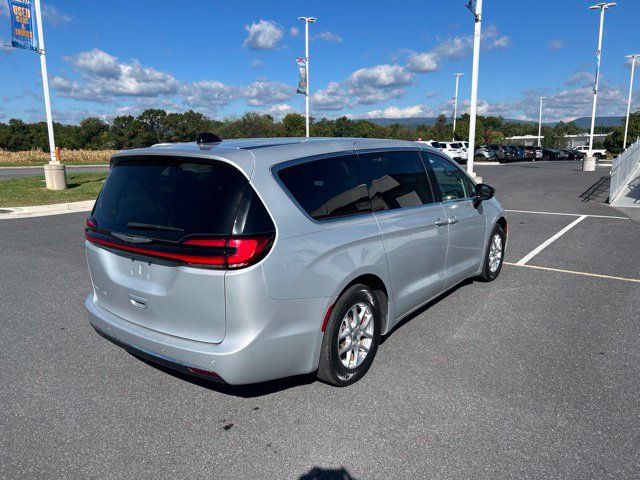 Used 2024 Chrysler Pacifica Touring-L FWD image 5