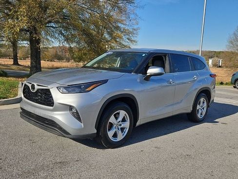 Used 2023 Toyota Highlander LE image 4