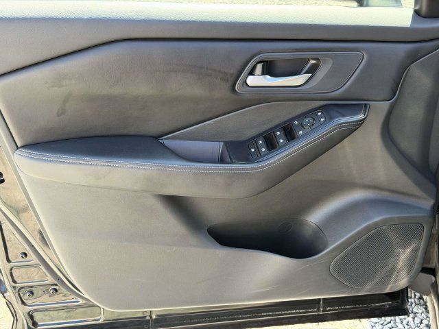 Used 2024 Nissan Rogue SV FWD image 15