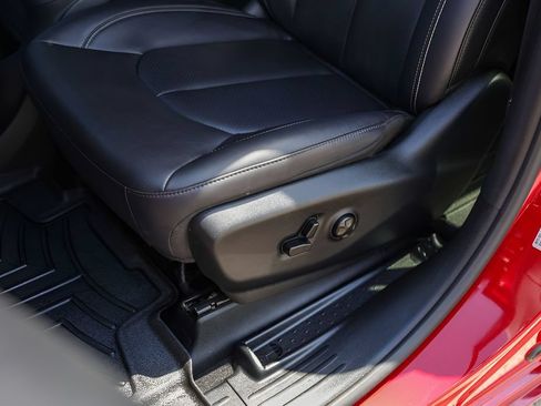 Used 2025 Chrysler Pacifica Select FWD image 11