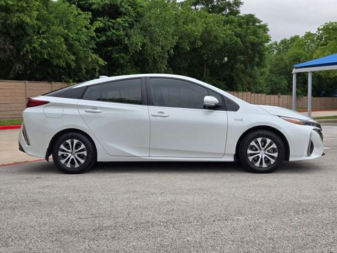 Used 2022 Toyota Prius Prime XLE FWD image 2
