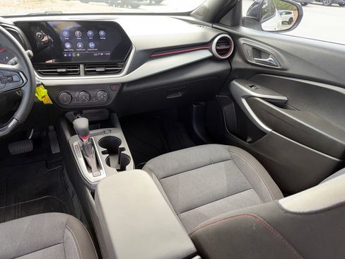 Used 2025 Chevrolet Trax RS FWD image 25