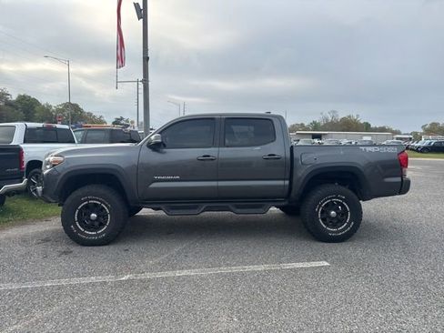 Used 2017 Toyota Tacoma TRD Off-Road w/ Premium & Technology Package image 3