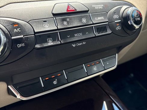 Used 2017 Kia Sorento EX image 19