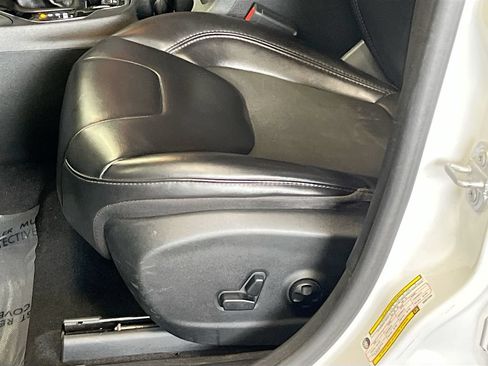 Used 2019 Jeep Cherokee Latitude Plus AWD/4WD image 18