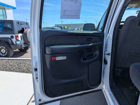 Used 2002 Chevrolet Silverado 2500 LS w/ Off-Road Skid Plate Pkg AWD/4WD image 23