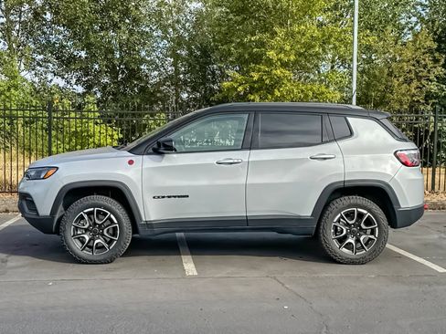 Used 2025 Jeep Compass Trailhawk AWD/4WD image 6