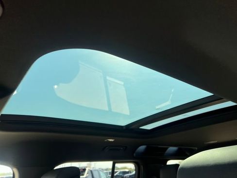 Used 2025 Land Rover Defender 110 X-Dynamic SE image 12