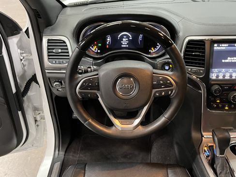 Used 2018 Jeep Grand Cherokee Overland AWD/4WD image 12