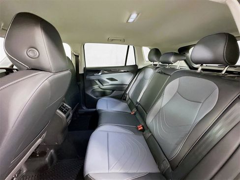 Used 2025 Volkswagen Tiguan SE image 16