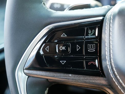 Used 2023 Jeep Grand Cherokee Overland w/ Luxury Tech Group IV AWD/4WD image 28