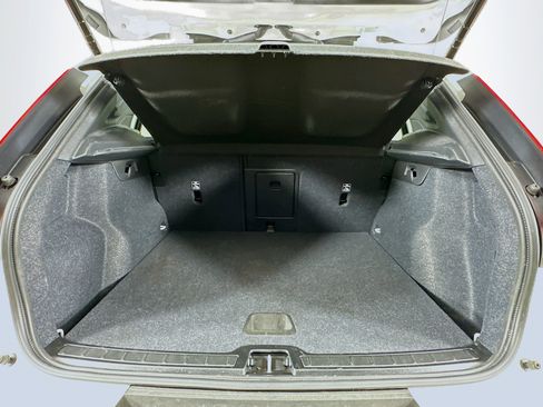 Used 2025 Volvo XC40 B5 Core image 29