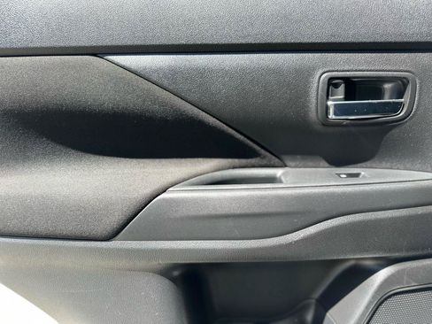 Used 2017 Mitsubishi Outlander SE AWD/4WD image 16