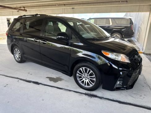 Used 2020 Toyota Sienna XLE w/ Carpet Mat Package FWD image 15