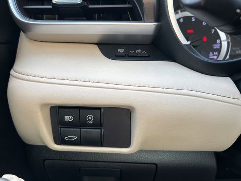 Used 2023 Toyota Highlander L image 29