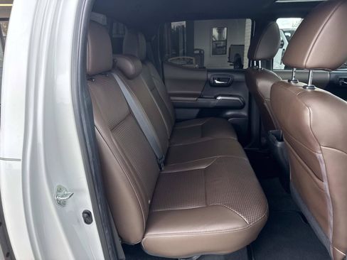 Used 2022 Toyota Tacoma Limited AWD/4WD image 9