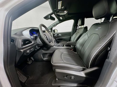 New 2026 Chrysler Pacifica Limited w/ S Appearance Package FWD image 10