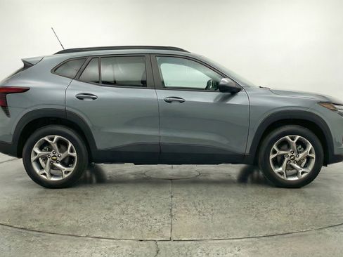 Used 2025 Chevrolet Trax LT image 11