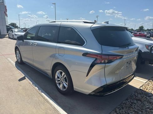 Used 2021 Toyota Sienna Limited FWD image 4