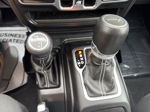 Used 2020 Jeep Gladiator Overland image 18