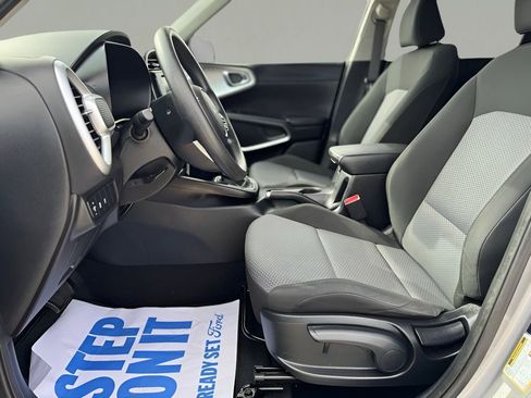 Used 2023 Kia Soul LX w/ LX Technology Package image 15