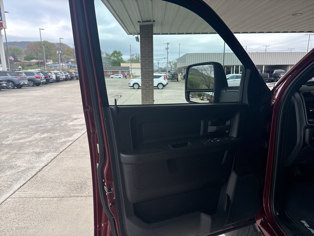 Used 2024 RAM 3500 Tradesman w/ Chrome Appearance Group AWD/4WD image 16