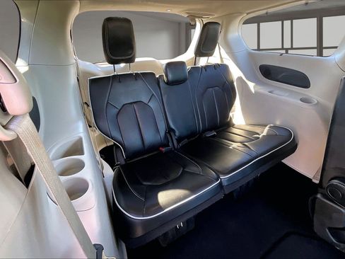 Used 2023 Chrysler Pacifica Limited FWD image 26