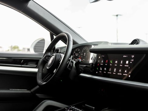 Certified 2025 Porsche Cayenne Coupe image 44