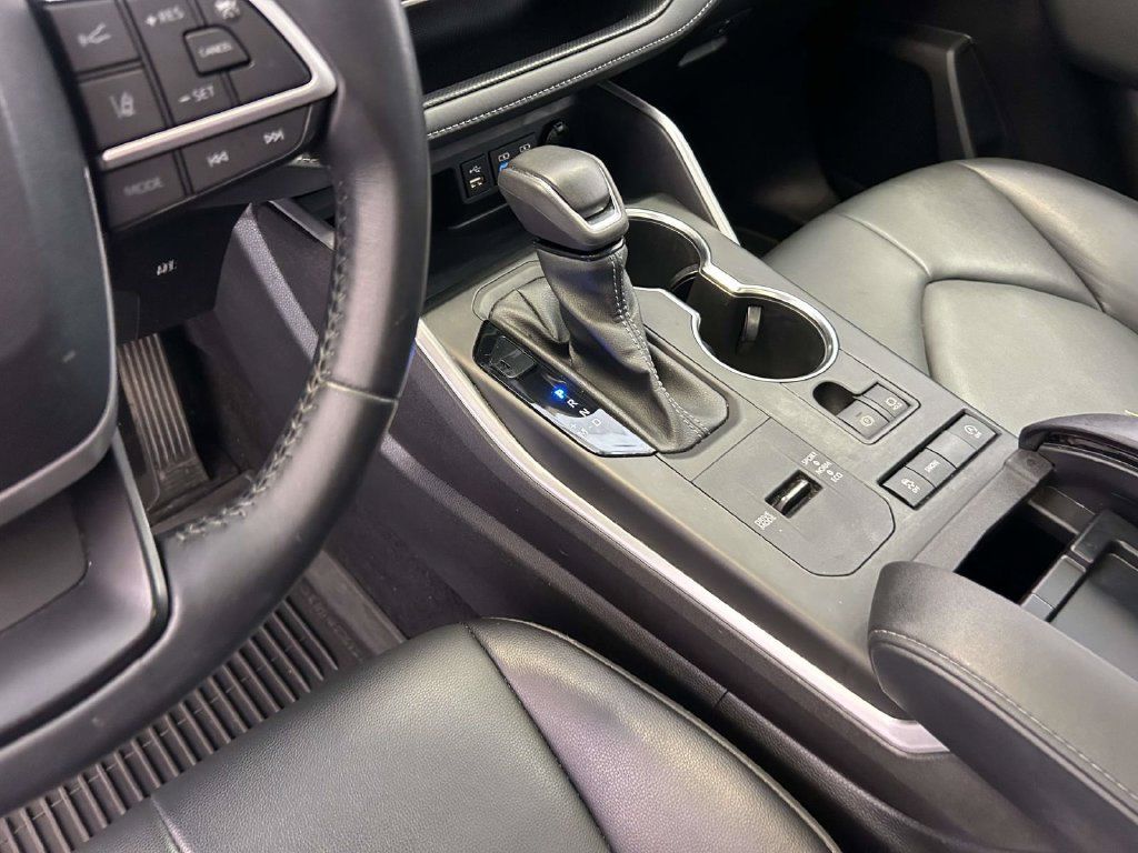 Used 2022 Toyota Highlander XLE FWD image 20