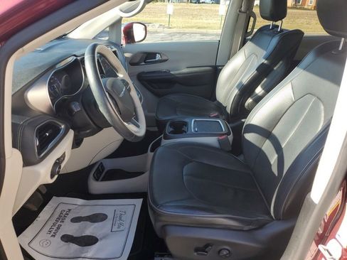Used 2018 Chrysler Pacifica Limited image 28