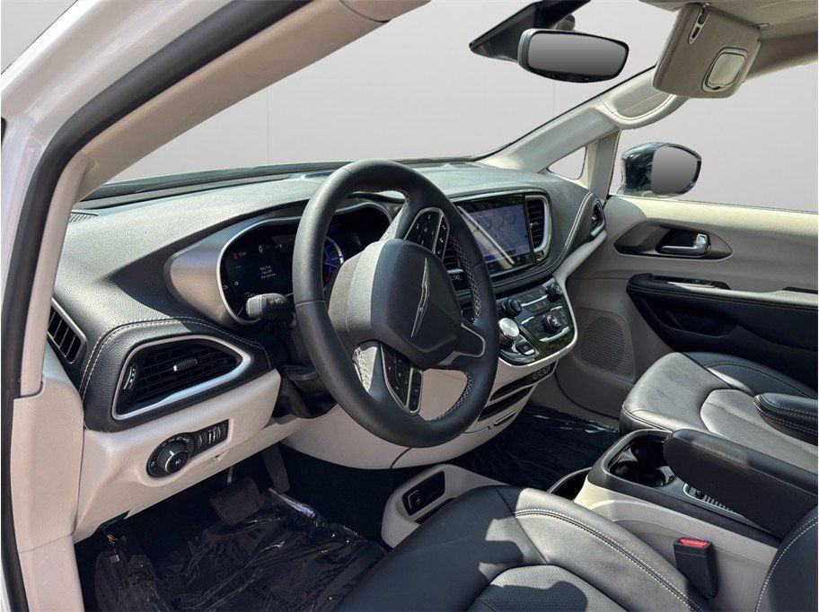 Used 2024 Chrysler Pacifica Limited FWD image 6