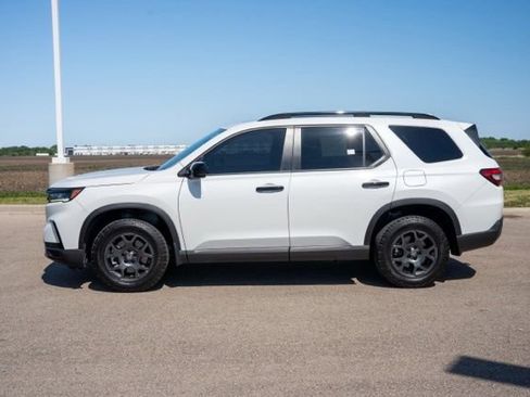Used 2025 Honda Pilot TrailSport image 4